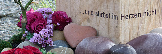 Grabstein mit Inschrift ...und stirbst im Herzen nicht