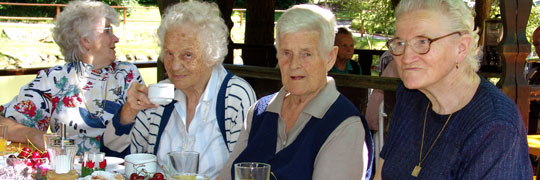 Seniorinnen beim Kaffeekränzchen